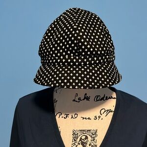 Black and White Front Brim Hat 🌺Includes $4.99 Shipping🌺